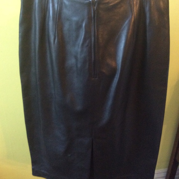 September move out sale!! Gorgeous Black Leather Pencil Skirt size 8 - Picture 4 of 16